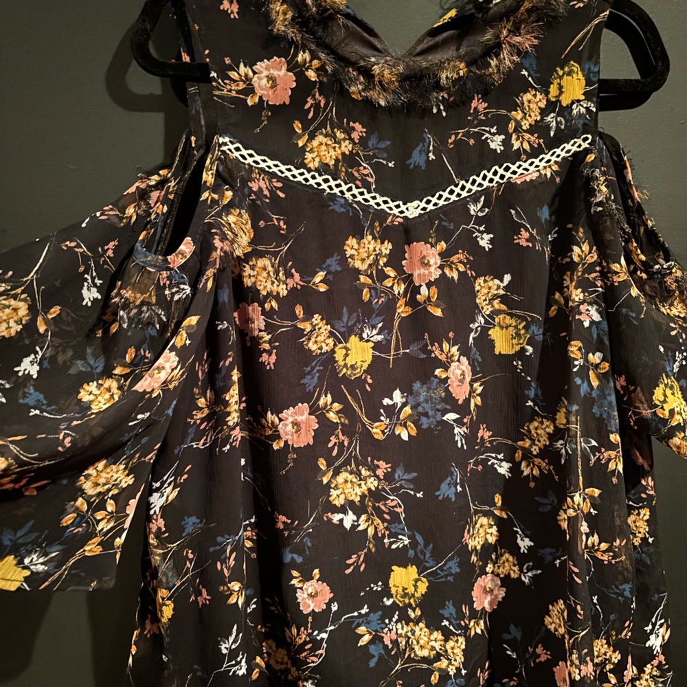 Gimmicks by BKE Floral Cold Shoulder Blouse